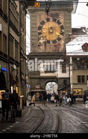 Une vue pittoresque sur les rues de Berne et les tramways couverts de neige pendant Noël, capturant le charme festif et l'ambiance hivernale des merveilles. Banque D'Images