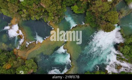 Chutes de Krka à l'eau turquoise Banque D'Images
