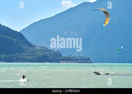 Squamish, Colombie-Britannique, Canada – 29 août 2020 - Howe Sound Kite Surfers au soleil. Kiteboarders attrapant le vent de Squamish Spit. Banque D'Images