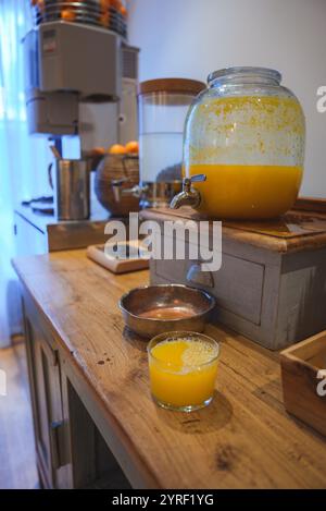 Intérieur de l'hôtel à thème Marrakech avec affichage de jus d'orange frais Banque D'Images