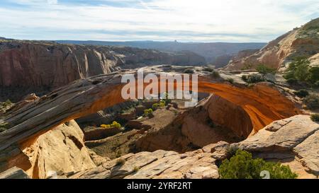 Photographie aérienne d'Eggshell Arch près de inscription House, Arizona par un bel après-midi d'automne. Banque D'Images