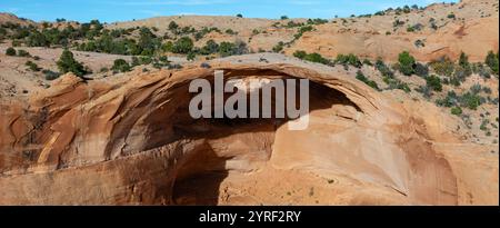 Photographie panoramique aérienne d'Eggshell Arch près de inscription House, Arizona par un bel après-midi d'automne. Banque D'Images