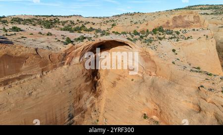 Photographie aérienne d'Eggshell Arch près de inscription House, Arizona par un bel après-midi d'automne. Banque D'Images