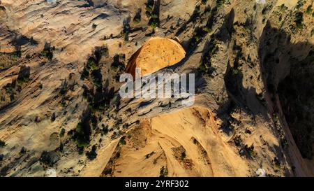 Photographie aérienne d'Eggshell Arch, regardant vers le bas, près de inscription House, Arizona par un bel après-midi d'automne. Banque D'Images