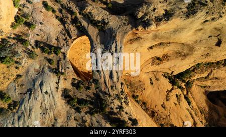 Photographie aérienne d'Eggshell Arch, regardant vers le bas, près de inscription House, Arizona par un bel après-midi d'automne. Banque D'Images