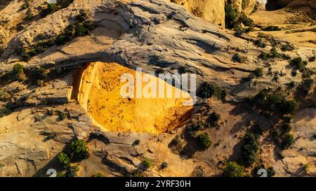 Photographie aérienne d'Eggshell Arch, regardant vers le bas, près de inscription House, Arizona par un bel après-midi d'automne. Banque D'Images