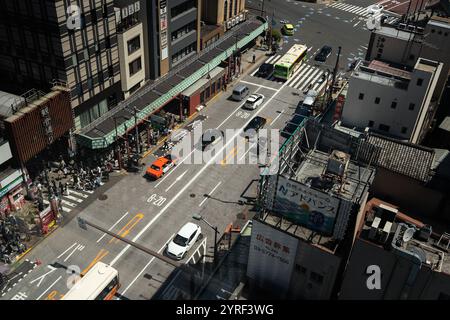 Une vue plongeante des rues animées de Tokyo capture l'énergie dynamique de la ville, l'aménagement urbain complexe et le flux de vie dynamique de la ville. Banque D'Images