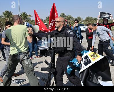 Almog Junction, Gaza. 09th Feb, 2024. Les forces de sécurité israéliennes poussent un homme à une manifestation des Israéliens et des Palestiniens appelant à un cessez-le-feu et à la fin de la guerre à Gaza à Almog Junction, dans la vallée du Jourdain au sud, près de Jéricho, en Cisjordanie, vendredi, 9 février 2024. Les forces de sécurité israéliennes ont arrêté des manifestants et confisqué des pancartes, des banderoles, des tambours et des mégaphones qui ont mis fin à la manifestation. Photo de Debbie Hill/ crédit : UPI/Alamy Live News Banque D'Images