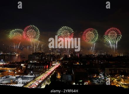 Jersey City, États-Unis. 04 juillet 2024. Des feux d'artifice explosent sur l'Empire State Building et les gratte-ciel de Manhattan pour le spectacle annuel Macy's 4th of July Fireworks pour Independence Day le jeudi 4 juillet 2024, vu depuis Union City, New Jersey. Photo de John Angelillo/UPI crédit : UPI/Alamy Live News Banque D'Images