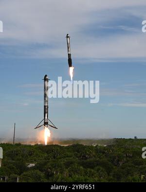 Kennedy Space Center, États-Unis. 25 juin 2024. Les propulseurs latéraux d’une fusée SpaceX Falcon 9 Heavy retournent dans les zones d’atterrissage 1 et 2 de la Station spatiale de Cape Canaveral après avoir lancé le satellite météo GOES-U pour la NOAA et la NASA depuis le complexe 39A depuis le Kennedy Space Center, Floride, le mardi 25 juin 2024. Photo de Joe Marino/UPI crédit : UPI/Alamy Live News Banque D'Images
