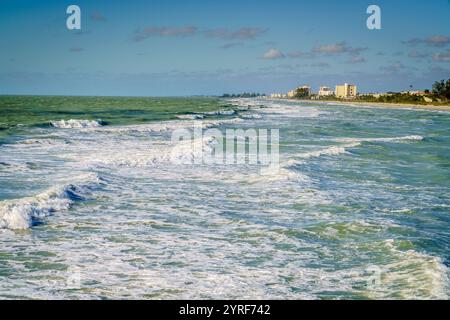 Vue panoramique sur la côte du golfe du Mexique à Venise, FL le jour venteux de а Banque D'Images