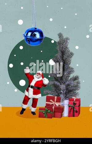 Collage photo vertical du vieil homme heureux danse nouvel an cloche d'arbre décor célébration boîte de Noël événement isolé sur fond peint Banque D'Images