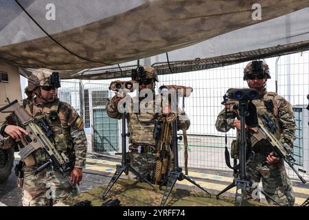 L’armée chilienne participe à ExpoNaval 2024 au terminal passagers du port de ValparaÌso. Exponaval 2024, la foire internationale de l’industrie navale et de la défense, a lieu du 3 au 6 décembre, au terminal passagers de Puerto Valparaíso. Cet événement organisé par la FISA du groupe GL Events et parrainé par la Marine chilienne, présentera une exposition avec plus de 100 exposants qui seront déployés sur une superficie de 12 000 m2, provenant de plus de 25 pays. Cet événement vise à devenir le point de rencontre des forces armées, des fournisseurs et des professionnels de l'industrie - OMS Banque D'Images