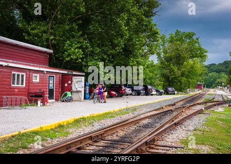 Le Peninsula Depot est un centre d'information touristique offrant une boutique de cadeaux et des promenades en train à travers le parc national de Cuyahoga Valley. Banque D'Images