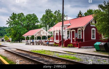 Le Peninsula Depot est un centre d'information touristique offrant une boutique de cadeaux et des promenades en train à travers le parc national de Cuyahoga Valley. Banque D'Images