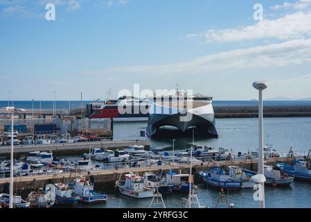 Port animé avec ferry moderne et bateaux de pêche à Tarifa, Espagne Banque D'Images