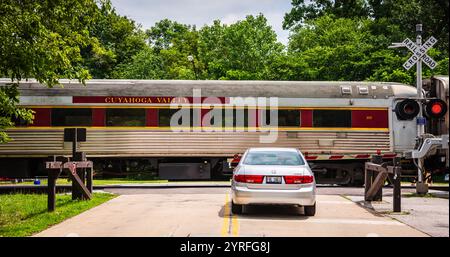 Cleveland, OH États-Unis - 20 juillet 2017 : train de Cuyhogo Valley à l'inttersection avec berline en attente. Banque D'Images