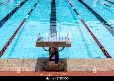 Plates-formes de départ avec le numéro 4 pour les courses de natation et les compétitions au Brésil. Piscine bloc de départ No.4. Concept sport et natation Banque D'Images