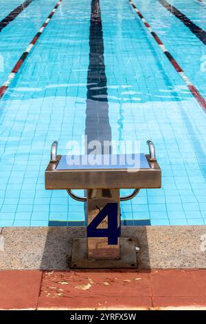 Plates-formes de départ avec le numéro 4 pour les courses de natation et les compétitions au Brésil. Piscine bloc de départ No.4. Concept sport et natation Banque D'Images