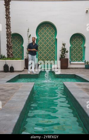 Luxueuse cour avec piscine dans un hôtel traditionnel de style Marrakech Banque D'Images