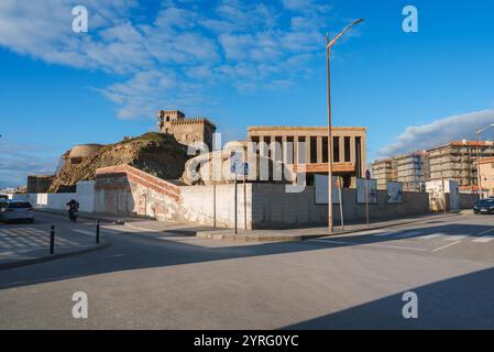 Scène de rue à Tarifa, Espagne avec Castillo de Guzman el Bueno Banque D'Images