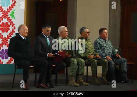 Non exclusif : (de gauche à droite) Procureur général Alejandro Gertz Manero, Secrétaire à la sécurité et à la protection des citoyens Omar García Harfuch, Ministre de la sécurité nationale Banque D'Images