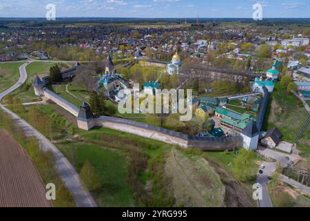 Vue depuis la hauteur du monastère de Sainte Dormition Pskovo-Pechersky un jour de mai. Pechory. Région de Pskov, Russie Banque D'Images