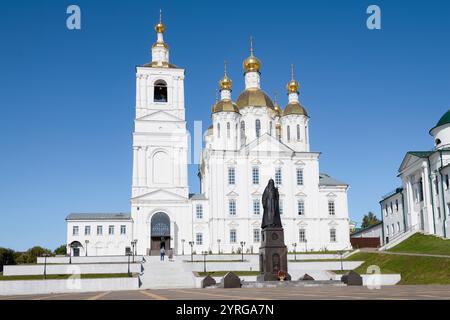 ARZAMAS, RUSSIE - 05 SEPTEMBRE 2024 : Monument au patriarche Sergiy Stragorodsky sur fond de l'église de l'Annonciation de la Blesse Banque D'Images