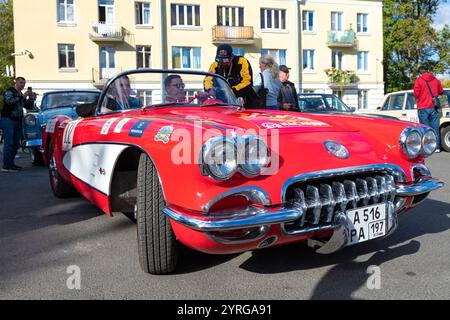 PETRODVORETS, RUSSIE - 21 SEPTEMBRE 2024 : voiture Chevrolet Corvette C1 sur le rallye rétro 'Petersburg-2024' Banque D'Images
