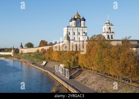 PSKOV, RUSSIE - 18 OCTOBRE 2024 : vue de l'ancien Kremlin de Pskov sur un automne doré Banque D'Images