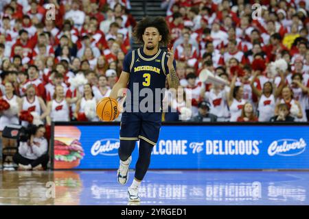 Madison, WI, États-Unis. 3 décembre 2024. Le garde des Michigan Wolverines Tre Donaldson (3) appelle un match de basket-ball de la NCAA entre les Michigan Wolverines et les Wisconsin Badgers au Kohl Center à Madison, WISCONSIN. Darren Lee/CSM/Alamy Live News Banque D'Images