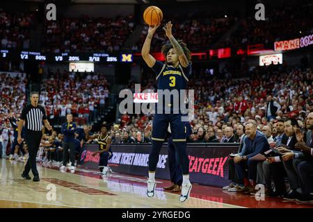Madison, WI, États-Unis. 3 décembre 2024. Le garde des Michigan Wolverines Tre Donaldson (3) prend un tir à trois points lors du match de basket-ball de la NCAA entre les Michigan Wolverines et les Wisconsin Badgers au Kohl Center de Madison, WISCONSIN. Darren Lee/CSM/Alamy Live News Banque D'Images