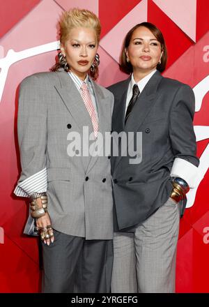 Londres, Royaume-Uni. 02 décembre 2024. Rita Ora et Vera Sahatçiu aux Fashion Awards 2024 au Royal Albert Halle Bailey à South Kensington, Londres, Royaume-Uni crédit : SOPA images Limited/Alamy Live News Banque D'Images