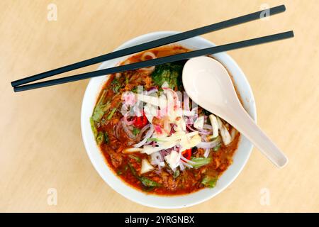 ASAM Laksa est une soupe de nouilles de riz malaisienne savoureuse, aigre, acidulée et épicée à base de poisson. Banque D'Images