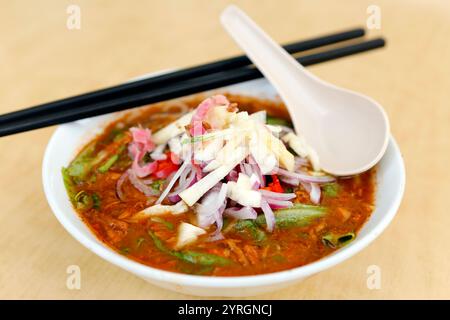 ASAM Laksa est une soupe de nouilles de riz malaisienne savoureuse, aigre, acidulée et épicée à base de poisson. Banque D'Images