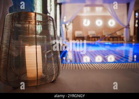 Luxueuse piscine intérieure décorée dans le style Marrakech Banque D'Images