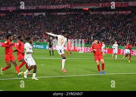 Munich, Deutschland. 03 décembre 2024. But Nathan TELLA (Bayer Leverkusen) pour le rendre 0-1, action, en-tête, scène de zone de pénalité. A droite : Minjae KIM (FC Bayern Munich), à gauche : JEREMIE FRIMPONG (Bayer Leverkusen), Alphonso DAVIES (FC Bayern Munich), Kingsley COMAN (FC Bayern Munich). Football DFB Pokal round du 16 FC Bayern Munich - Bayer 04 Leverkusen 0-1 le 3 décembre 2024, ALLIANZAREN A. saison 2024/2025, ? Crédit : dpa/Alamy Live News Banque D'Images