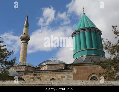 Minarets de la mosquée du musée Mevlana avec fond de ciel bleu à Konya, Turquie Banque D'Images