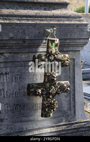 FRANCE. LORRAINE. MOSELLE. FENSCH VALLEY. CROIX DE LORRAINE À UCKANGE CIMETERY Banque D'Images