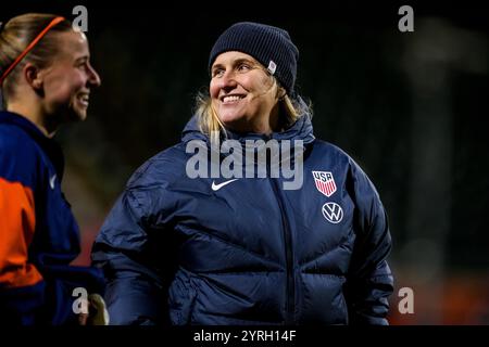 La Haye, pays-Bas. 03 décembre 2024. LA HAYE, PAYS-BAS - 3 DÉCEMBRE : Emma Hayes, entraîneure-chef des États-Unis, suit le match amical international entre les pays-Bas et les États-Unis au stade ADO Den Haag le 3 décembre 2024 à la Haye, pays-Bas. (Photo de René Nijhuis/MB Media) crédit : MB Media solutions/Alamy Live News Banque D'Images