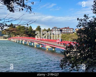 Le pont Fukuurabashi qui relie l'île de Fukuura à la jetée de Matsushima, au Japon. Banque D'Images