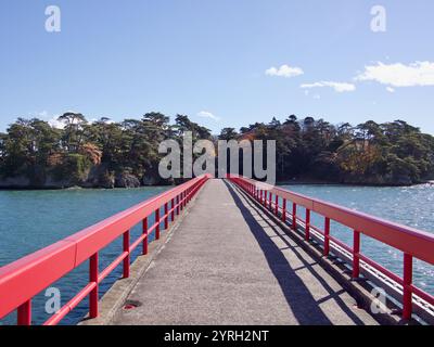 Le pont Fukuurabashi qui relie l'île de Fukuura à la jetée de Matsushima, au Japon. Banque D'Images