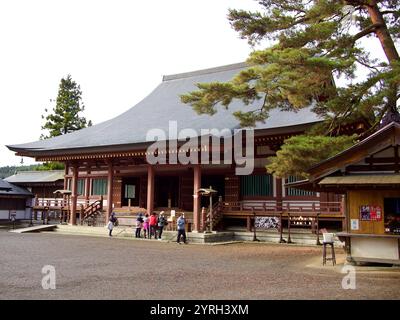 La salle principale du temple Motsuji à Hiraizumi, au Japon. Cette salle consacre une statue monumentale de Yakushi Nyōrai, le Bouddha de la guérison. Banque D'Images