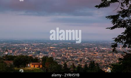 Le paysage urbain captivant de bologne émerge de la brume du soir, vu des hauteurs sereines du sanctuaire de la madonna di san luca, créati Banque D'Images