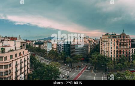 Vue aérienne du passeig de gracia, une rue importante de barcelone, avec divers styles architecturaux, des intersections animées et un ciel nuageux Banque D'Images