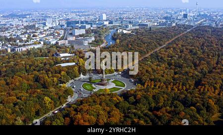 Vue aérienne captivante de la colonne de la victoire (Siegessäule) entourée par le parc Tiergarten à Berlin, Allemagne. Monument emblématique mêlant histoire et nature Banque D'Images