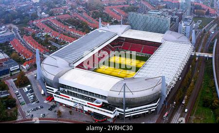 Superbe vue aérienne du stade Philips, stade du PSV Eindhoven, niché dans la ville animée d'Eindhoven, aux pays-Bas. Une architecture emblématique Banque D'Images