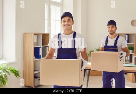 Portrait de deux hommes d'une entreprise de relocalisation au travail Banque D'Images