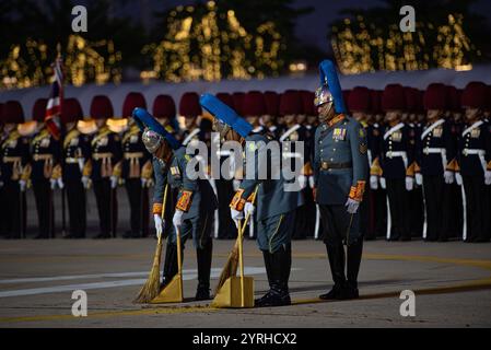 Bangkok, Thaïlande. 03 décembre 2024. Bataillon de cavalerie, collectant de la bouse de cheval après que les chevaux ont traversé le terrain de parade lors de la parade de répétition au Dusit Palace Plaza le 3 décembre 2024 à bangkok, thailnd. Crédit : Sipa USA/Alamy Live News Banque D'Images