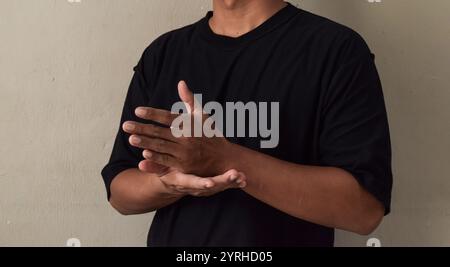 Jeune homme faire geste main au sujet de l'aide langue des signes à la réunion Banque D'Images